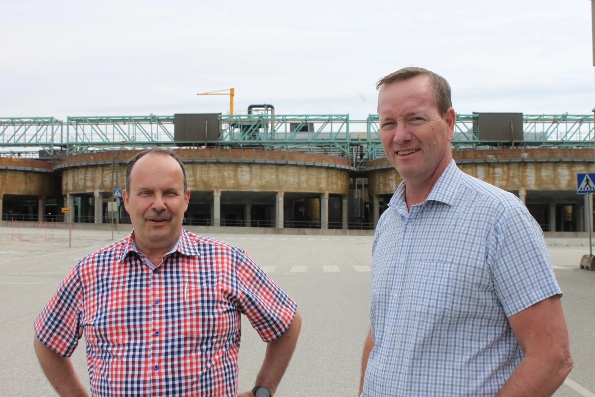 Paikallis-Sähkön Timo Keränen ja Terrafamen Joni Lukkaroinen.